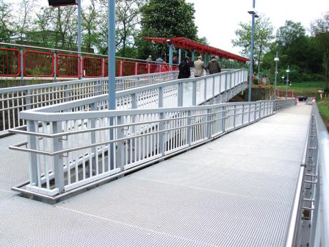 Rampe mit Geländer für zum Bahnsteig aus GFK