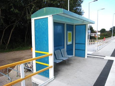 Wetterschutzhaus und Bahnsteig aus GFK