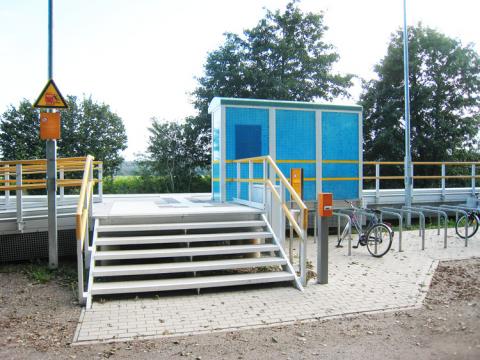 Treppe mit Geländer, Bahnsteig aus GFK und Wetterschutzhaus 